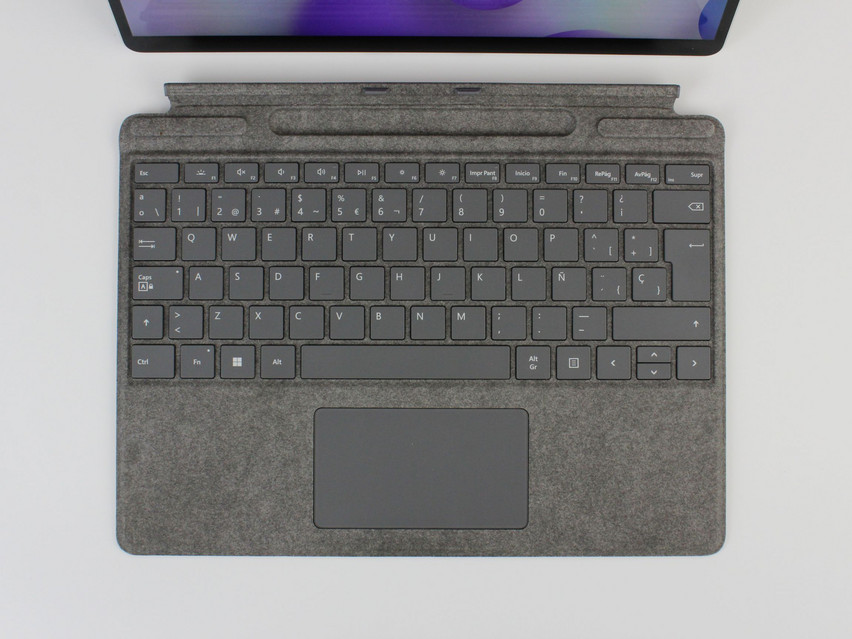 Refurbished Microsoft Surface Pro 8 (1982), i7-1185G7, 16 GB,LPDDR4X, 13,0" ins., 2880х1800 px, SSD, 256 GB Produktcode: 16024717 ESA-Tech Bild 2 von 12" title="Microsoft Surface Pro 8 (1982) - 599 €, Produktcode: 16024717 - Bild 2 von 12