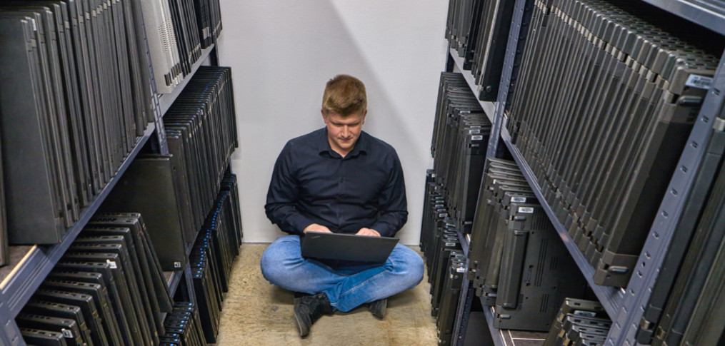 Original photographs in the product descriptions and no image copies