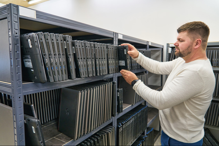 Beim Kauf eines gebrauchten Notebooks trägt man nicht nur dazu bei, Ressourcen und die Umwelt zu schonen, nein - man spart auch Geld aufgrund des günstigeren Preises und des geringeren Wertverlustes.